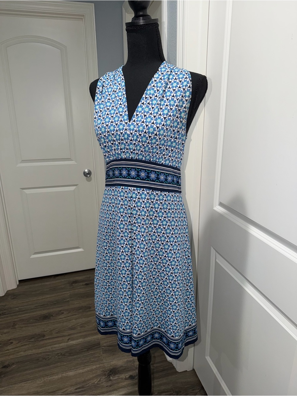 Max Studio Blue & White Geometric V-Neck Sleeveless Dress size small